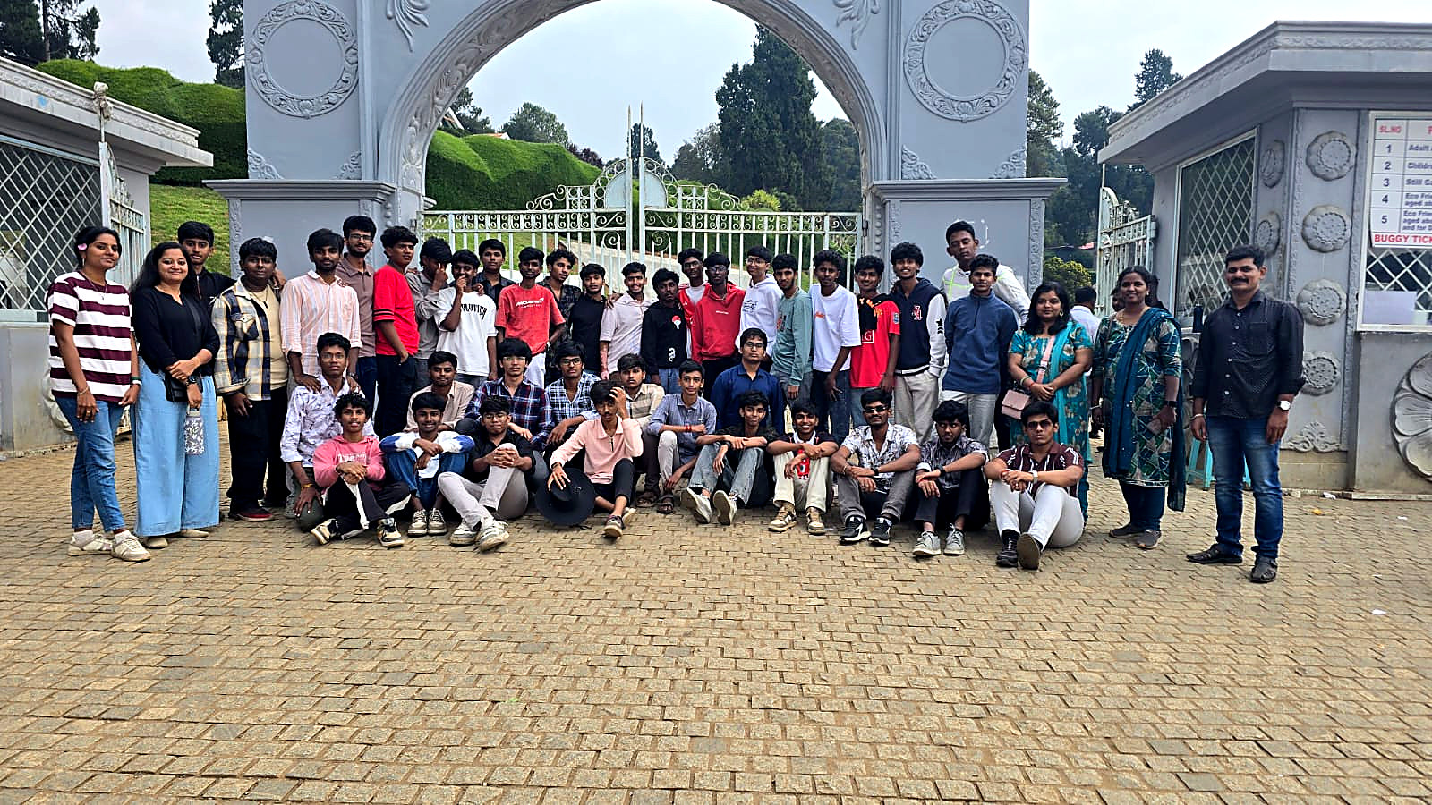 Travellers sharing a memorable Yuva Yathra journey